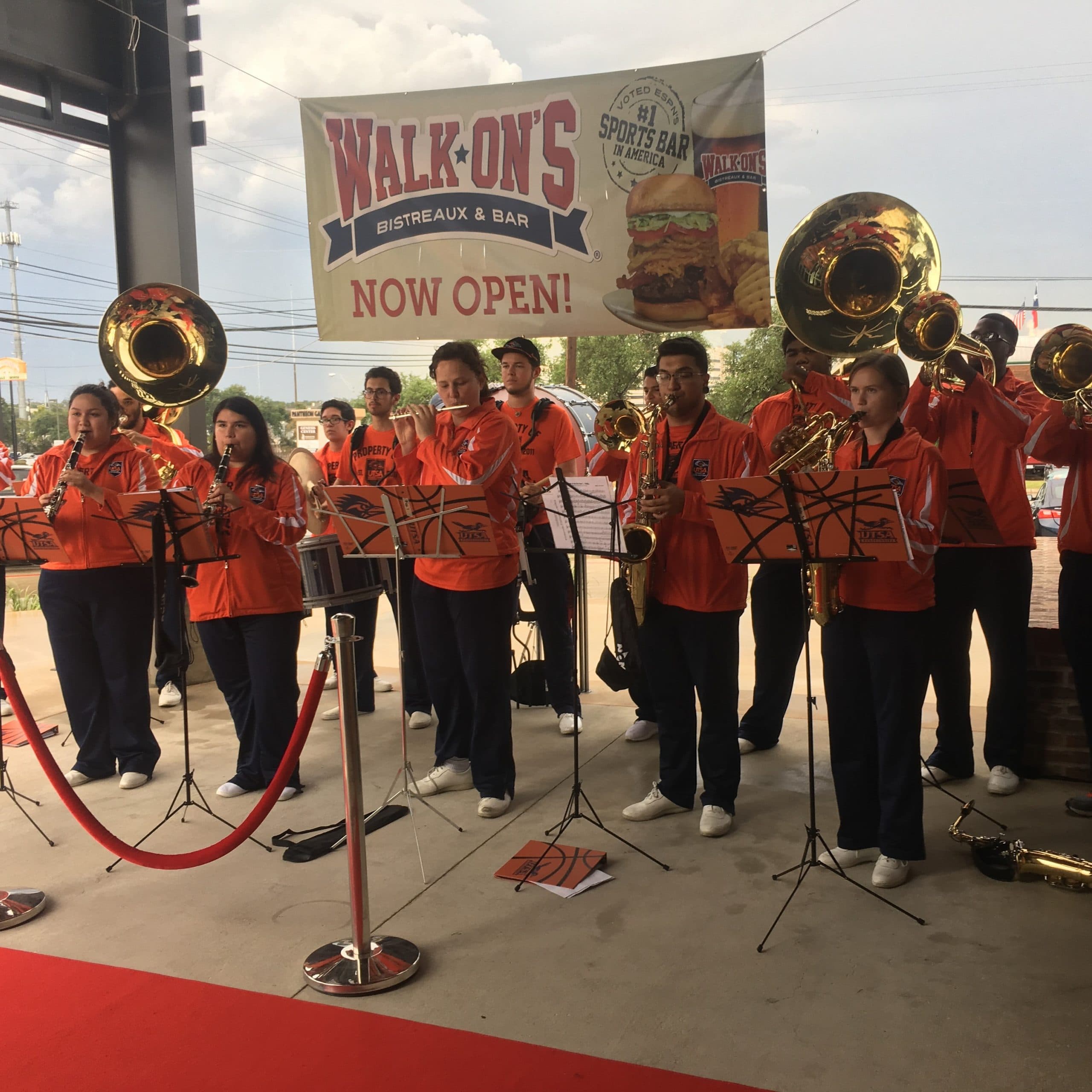 Walk-On’s Donates $4,000 to UTSA Marching Band